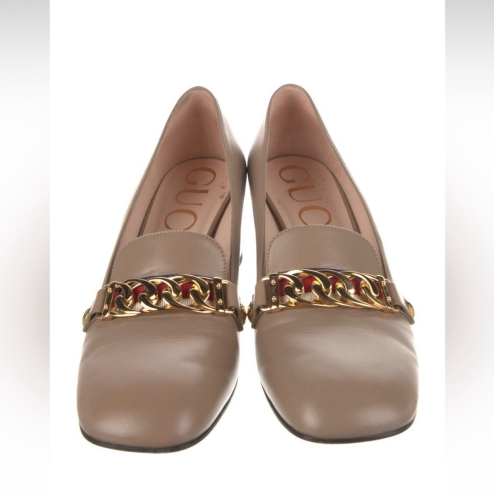 Gucci Women's Beige Leather Loafers with Gold Chain